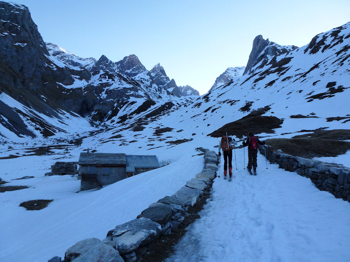 #1 Un départ matinal : Mais le soleil illumine rapidement les sommets. Un départ matinal : Mais le soleil illumine rapidement les sommets.