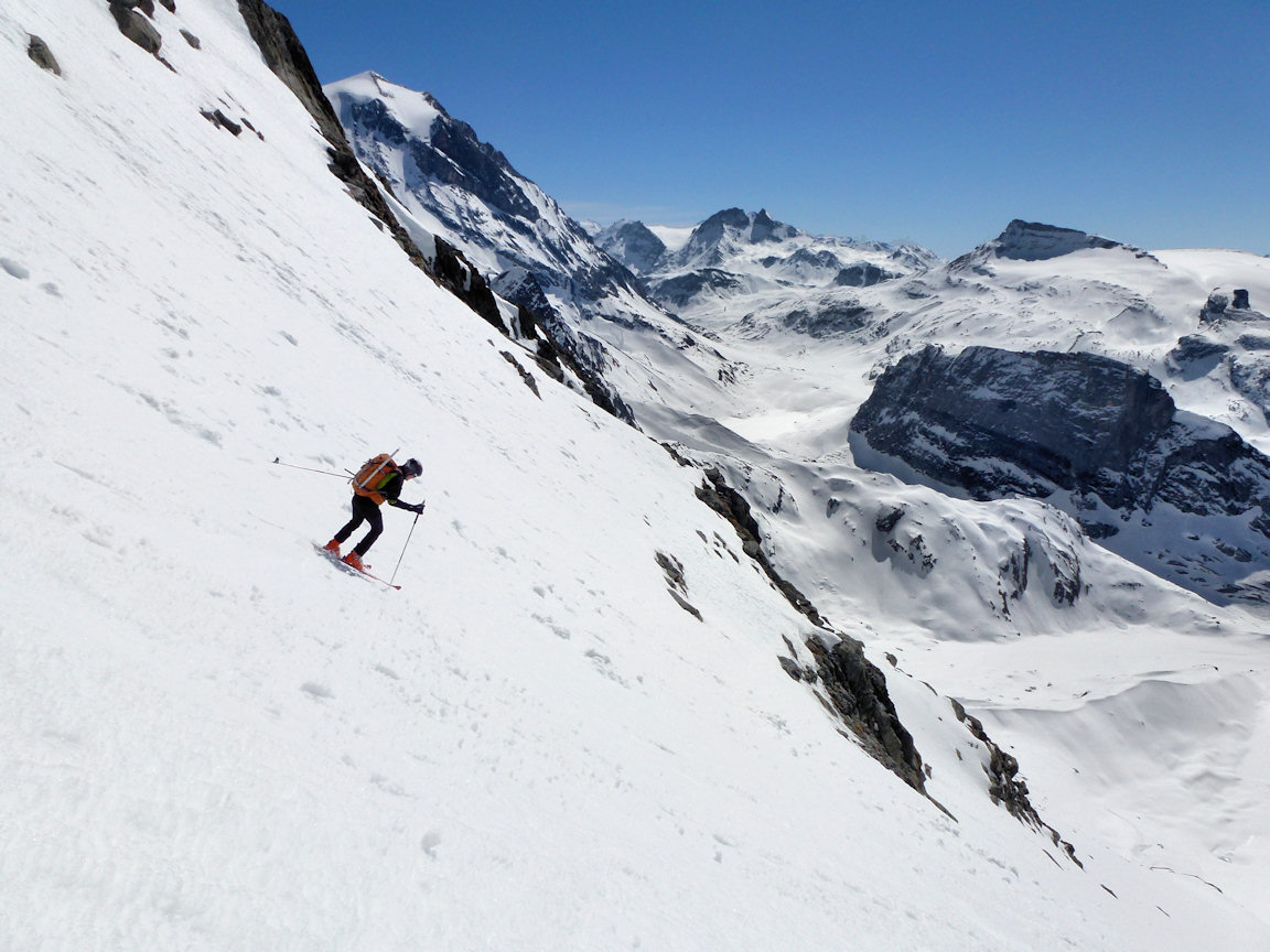 #15 Jean-Louis : Apprécie particulièrement ses nouveaux skis. Jean-Louis : Apprécie particulièrement ses nouveaux skis.