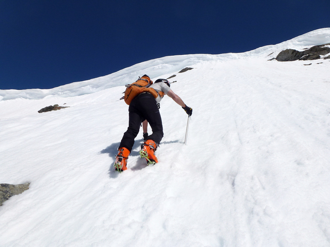 #12 Sous le sommet : Défendu par une corniche. Sous le sommet : Défendu par une corniche.
