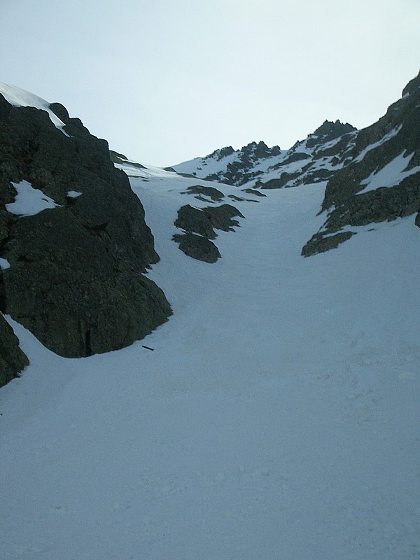 Crochues Bérard : Combe de Balme: on aperçoit le ski planté dans la pente  !