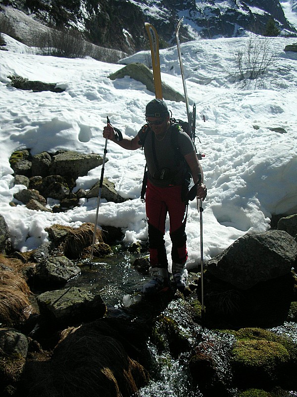 Crochues Bérard : Gégé traverse de l' Eau de Bérard: les ponts de neige se font rares ...