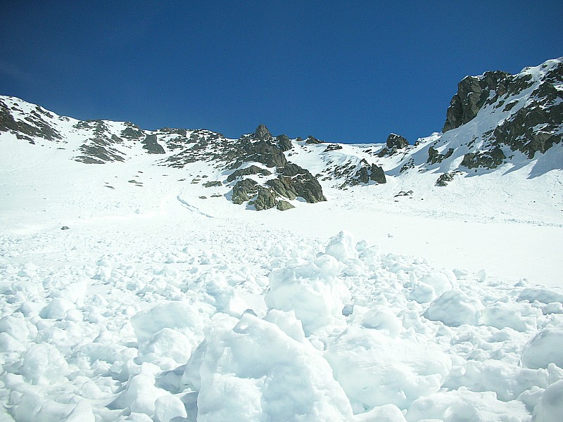 Crochues Bérard : Vue de la trace d' accès au col de Bérard, recouverte par la coulée. On voit les deux corniches en haut, prêtes à décrocher ...