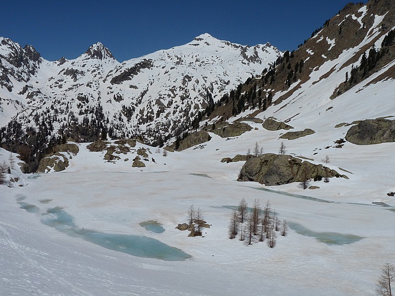 Le lac dégéle. : En arriére fond Baissette et la Ruine.