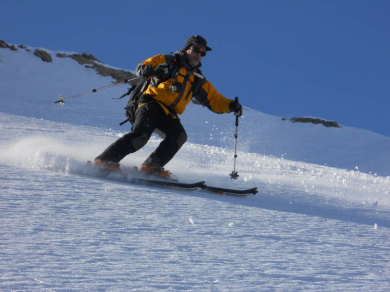 Descente : Neige dure mais très skiable