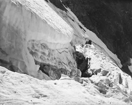 Rimaye du glacier des Gelas : sous la cime 13 août 1898 N° de la plaque : 1156
