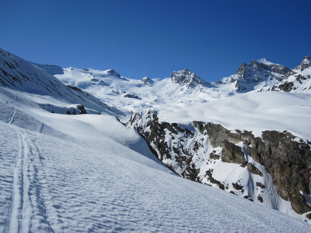Après le refuge le parcours : En rive droite au dessus de la gorge 
La neige est bien compacte à la montée