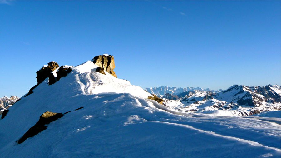 Uja 3370m : jolie arête débonnaire, avec au fond massif Mt Blanc