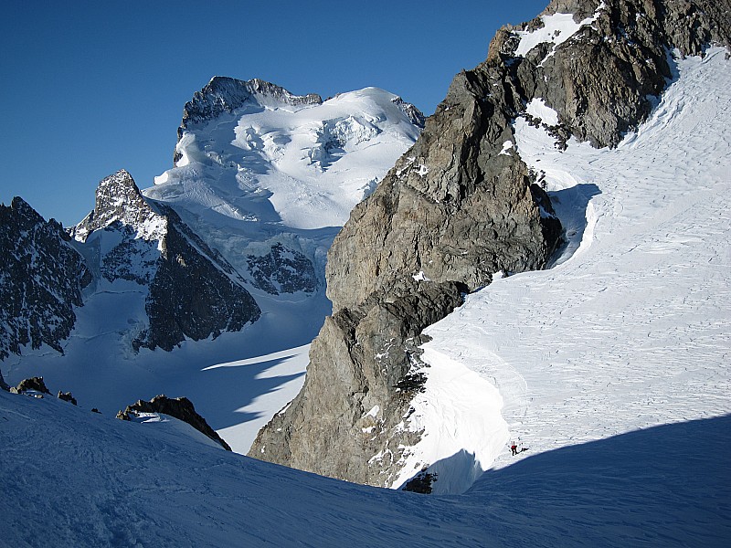 Col Emile pic : avec playmobil sur fond de barre des écrins