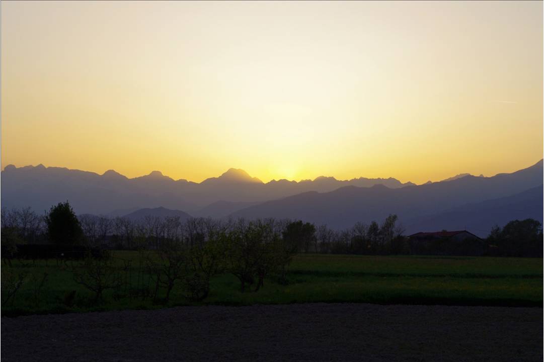 Le Piémont : Le soleil semble tomber de l'autre côté des Alpes... et à cette heure, les grands sommets se mettent un à un à dire et leur profil et leur nom... du Viso au Levanna!!!