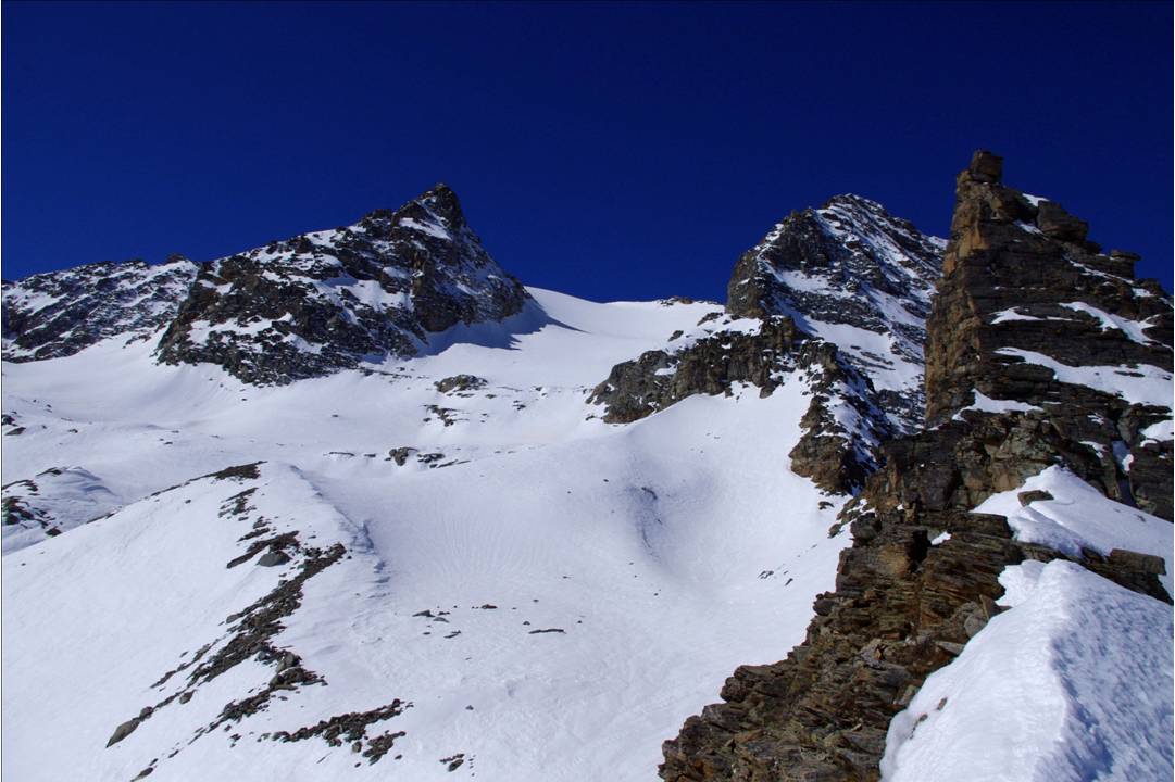 Dans l'axe du Col d'Oin : Axe principal de la remontée, un beau glacier enserré entre des tours de gneiss... africain.