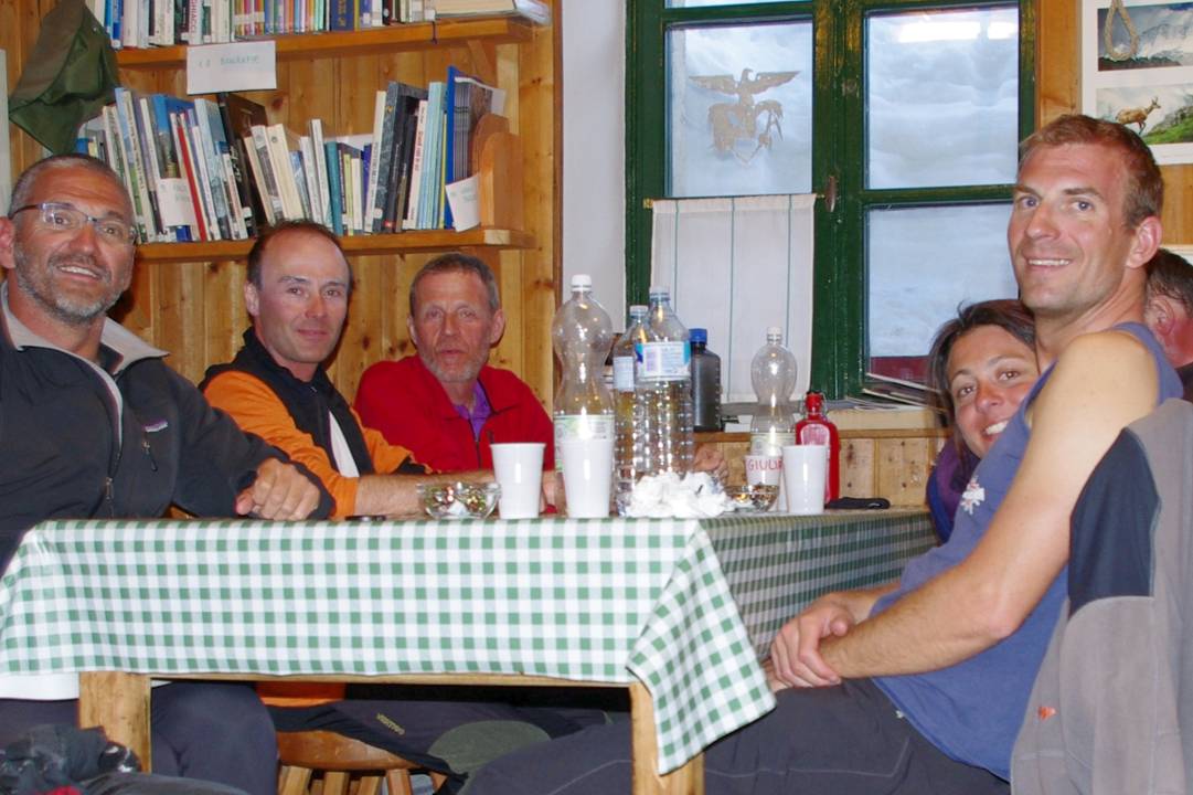 A tavola : Une table franco-italienne, en présence de Massimo, Marco et Luca, du club quota 4000 de Turin (www.club4000.it). Combien de sommets à eux 3 au dessus de 4000???