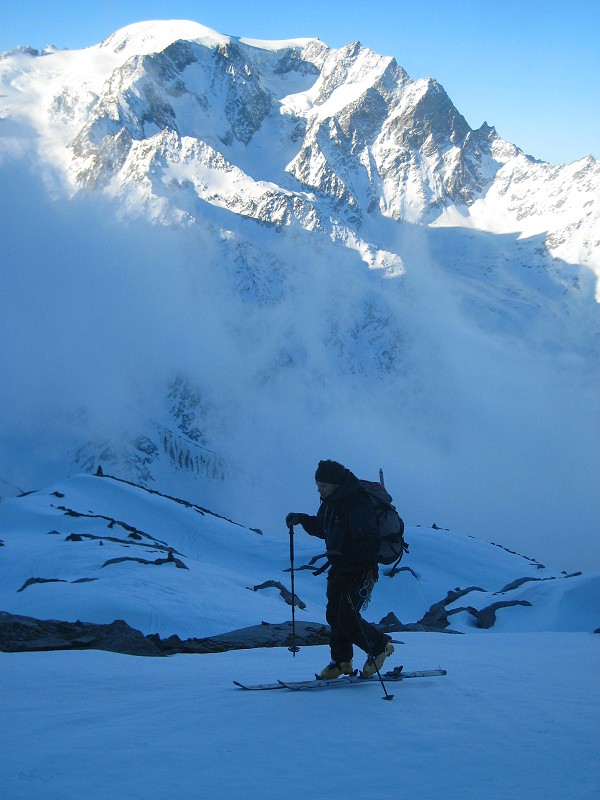 Mont vélan : Antoine au dessus de la cabane de Valsorey, en face de l'impressionnant mont Vélan