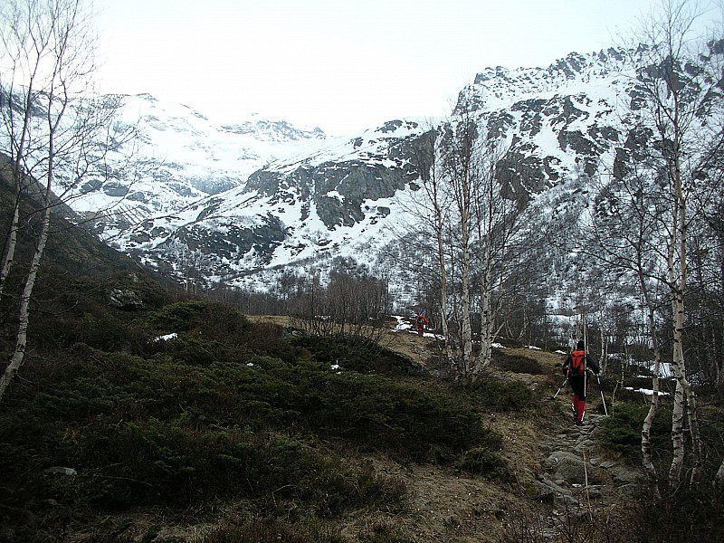 Passage de Rosoire : Portage en sortie de bois au dessus de Montaimont
