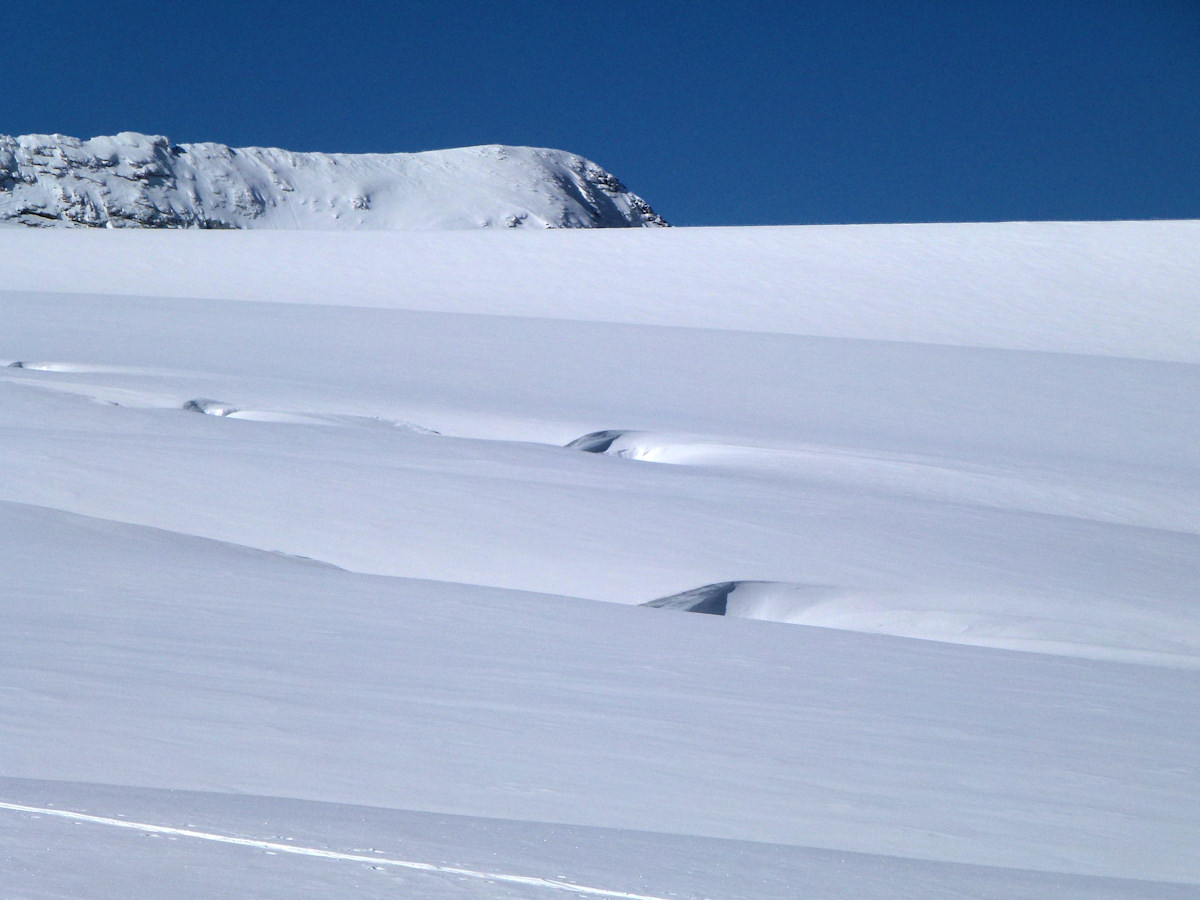 Arrivée sur les Dômes : Quelques crevasses à main droite.