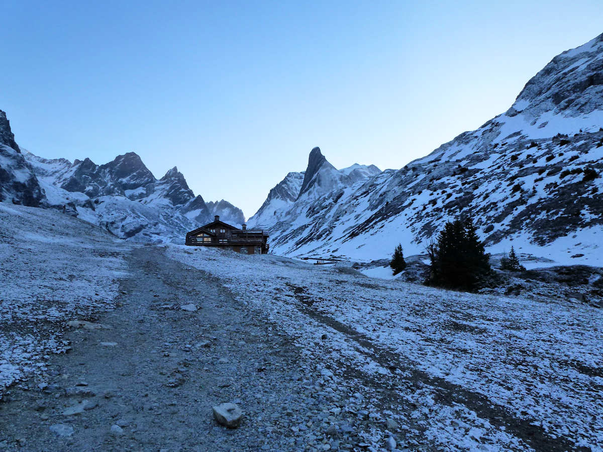 Refuge des Barmettes (2010 m) : Peu de neige, mais bien froid dans le secteur.