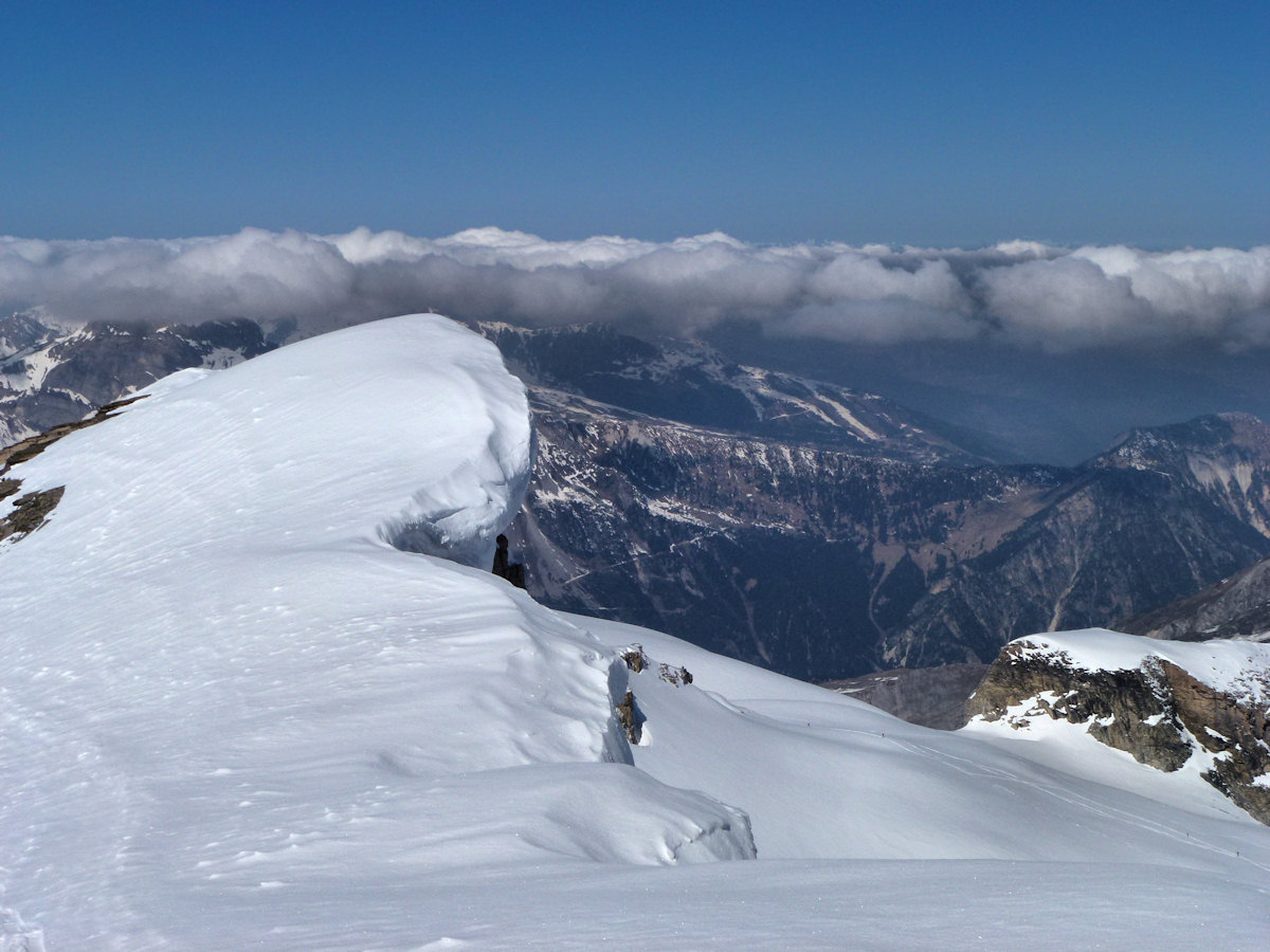 Sur l'arête sommitale : Attention, corniches !