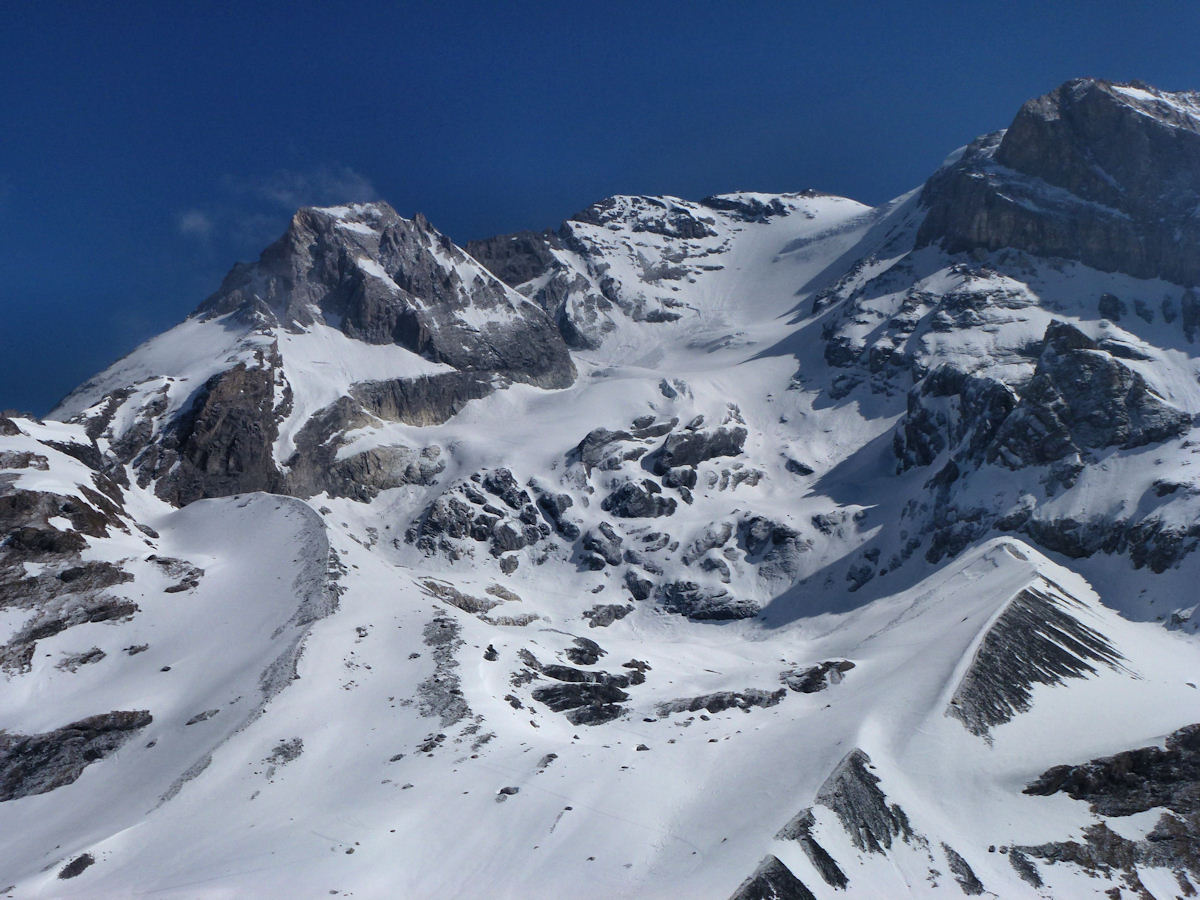 La Grande Casse versant Ouest : De plus en plus de rochers apparents à la base.