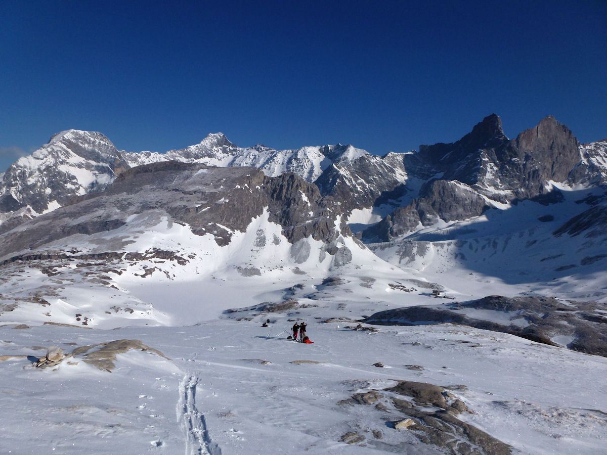 Dans le rétro : Avec au premier plan le versant Sud de l'Aiguille de la Vanoise.