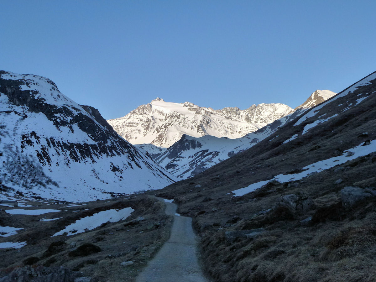 Vallon de Chavière : Beaucoup de distance avec les skis sur le dos.
