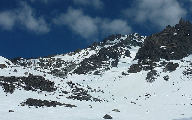 couloir W du Roc des St Pères : Mal enneigé et ravagé par une grosse coulée dans sa partie centrale.