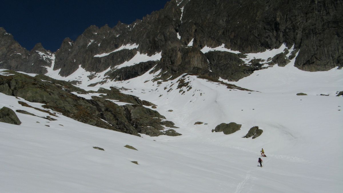 Grande Lui : Cabane de l'A Neuve est en vue ( plein centre sur le promontoire )