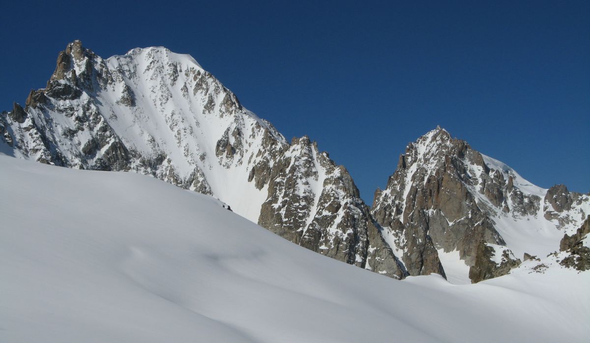 Aiguille d'Argentière : Aiguille d'Argentière avec le couloir Barbey. l'aiguille du Chardonnet à droite