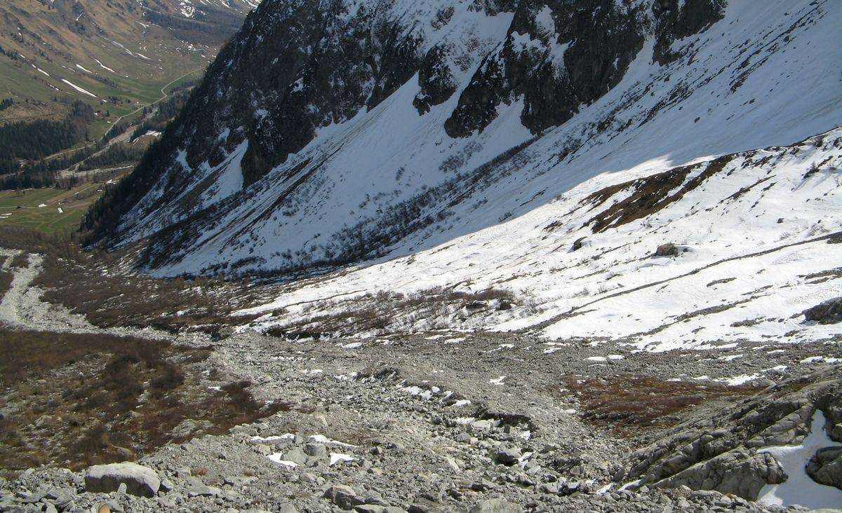 Grande Lui : La fin de la descente se fera rive droite ... ski au pieds !