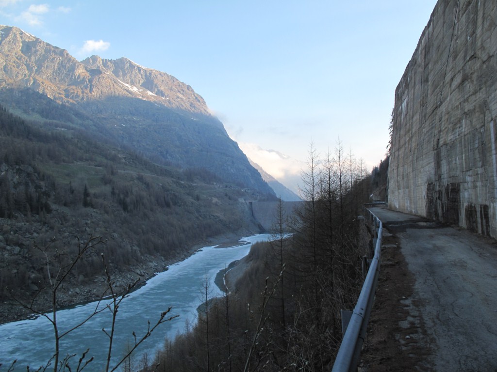 Départ du barrage : En face côté départ du Ruitor c'est bien "pelé"