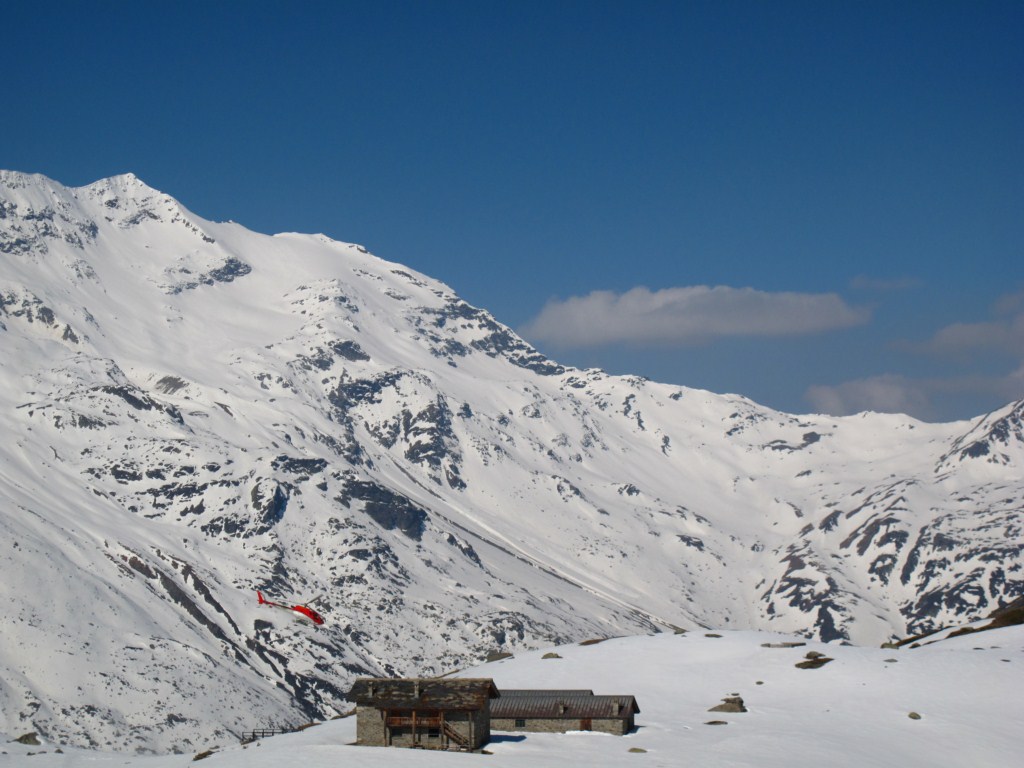 Un hélicoptère(gauche du toit) : Récupération des skieurs qui ne galèrent pas pour la suite de la descente