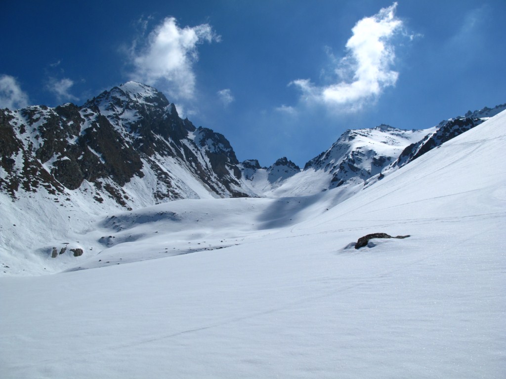 Contournement du rognon : Montée à droite dans des pentes bien soutenues qui débouchent à la base du glacier de Rabuigne