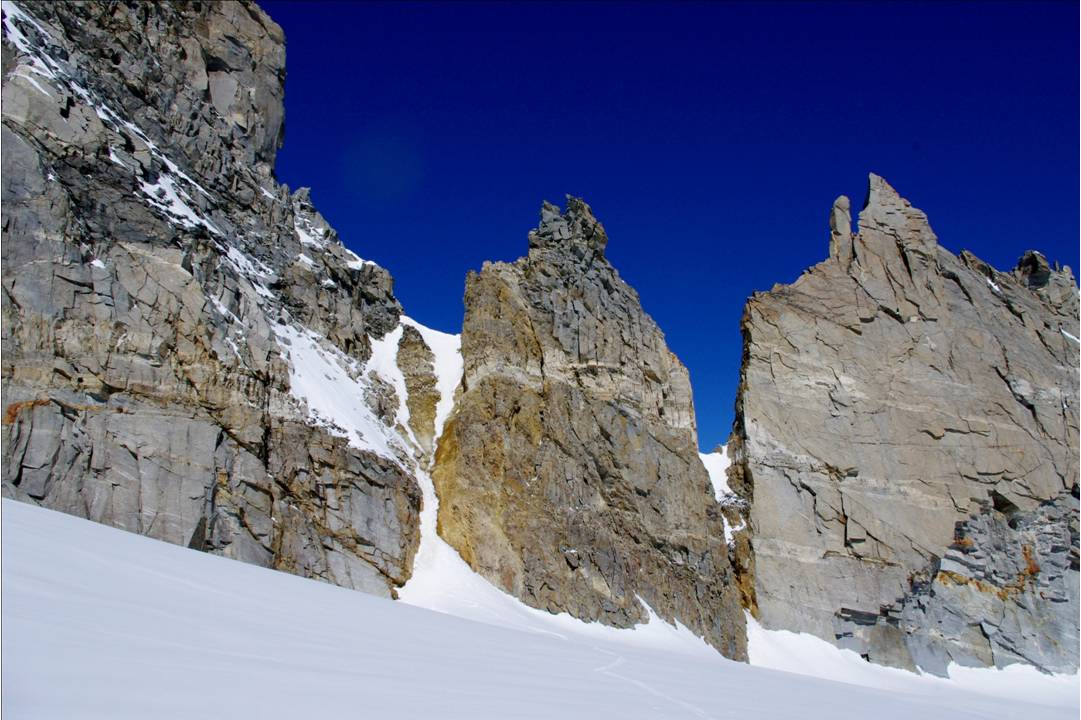 Col Bonney SUD : Le Col Bonney vient d'être descendu (branche de gauche). Bien expo, neige fondante sur sous couche glace, puis quelques pas en rochers instables... un vrai passage montagne!