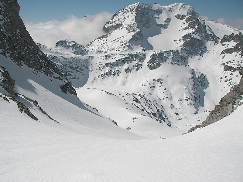 Vu des abords du col d'Agnel : En regardant vers le SW : Col d'Ambin, Glacier d'Ambin et sa belle pente, Pointe Sommeiller (en second plan), lac d'Ambin qu'on devine dans le replat à gauche.