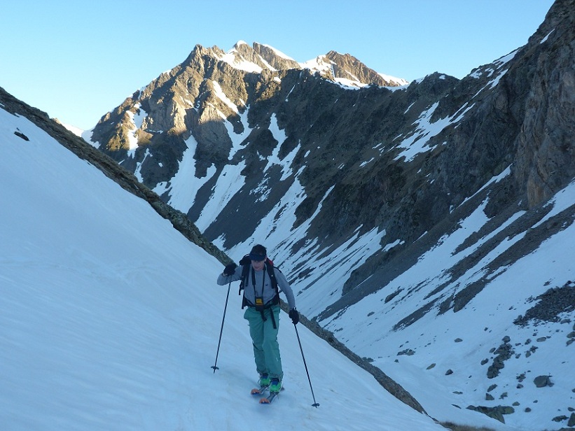 Pale de Crabounouse : vue sur la descente du refuge (qui est sur l'éperon au centre du col). Nous avons skié les pentes au-dessus des barres