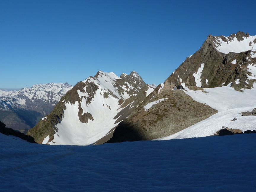 #2 Turon du Néouvielle : l Turon du Néouvielle : l'adieu au refuge. Le Vignemale et le glacier d'Ossoue au fond.