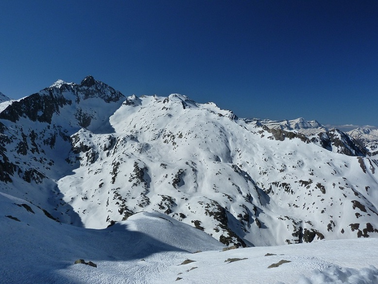 #3 Turon du Néouvielle : du col de la Coume Estrète, notre rando de la veille : le Pale de Crabounouse entre le Pic Long et Gavarnie en arrière-plan Turon du Néouvielle : du col de la Coume Estrète, notre rando de la veille : le Pale de Crabounouse entre le Pic Long et Gavarnie en arrière-plan
