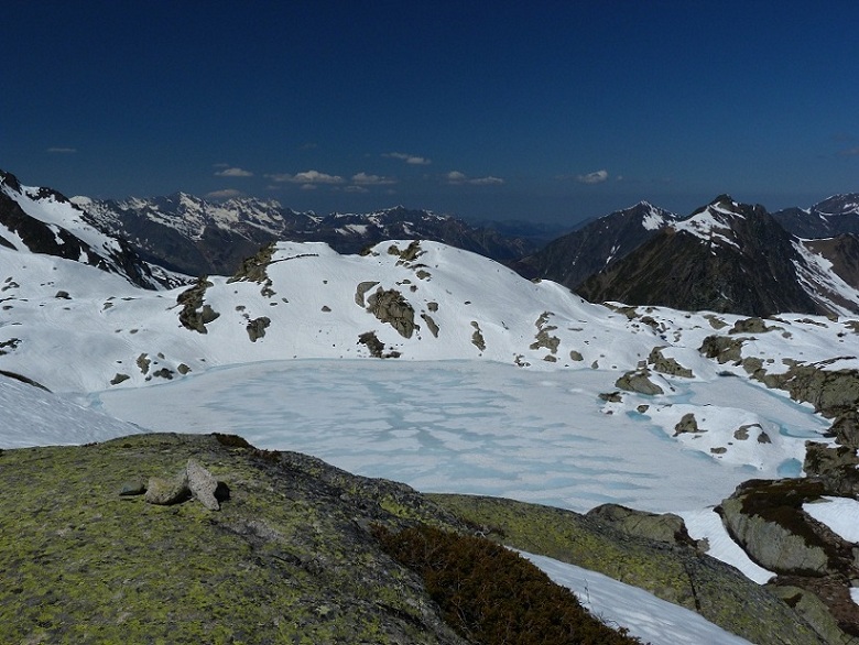 #5 Turon du Néouvielle : non loin du refuge de la Glère, l Turon du Néouvielle : non loin du refuge de la Glère, l'un des nombreux lacs qui égayent la descente