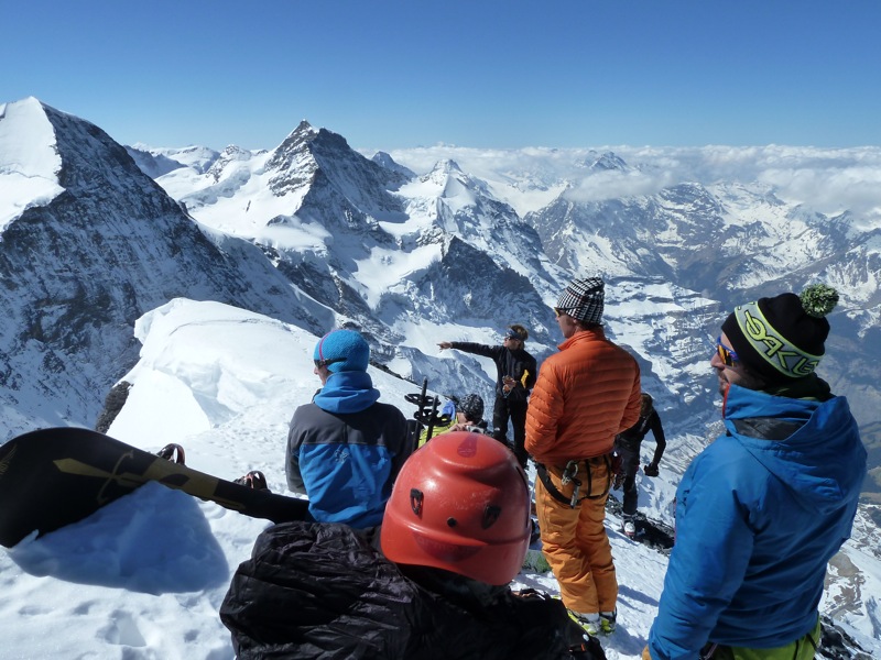 Sommet : Sommet de l'Eiger, ciel bleu pour profiter du paysage pendant que la neige revienne un peu..