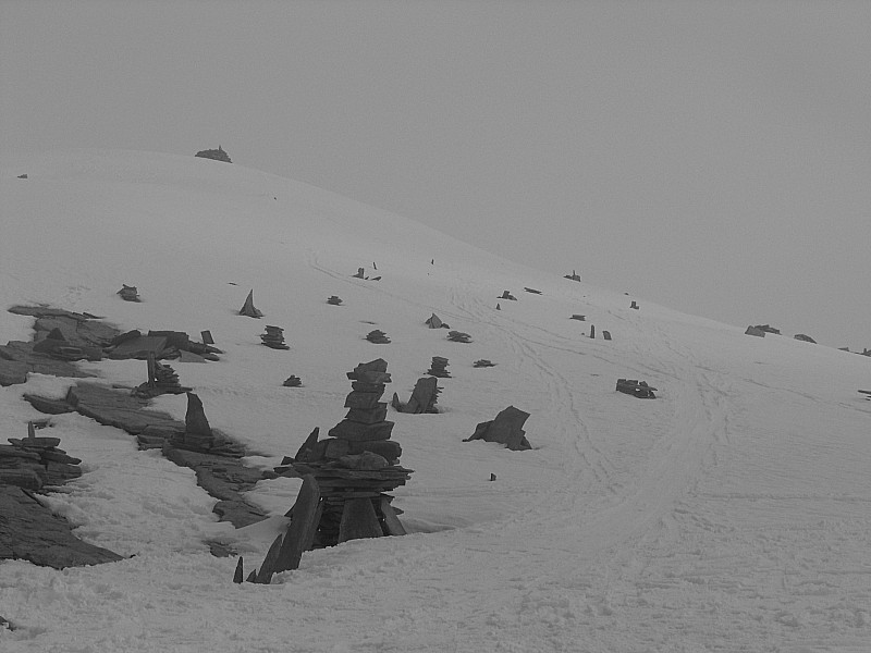 col du Carro : rassemblement de cairns franco-italiens entre nuages et soleil