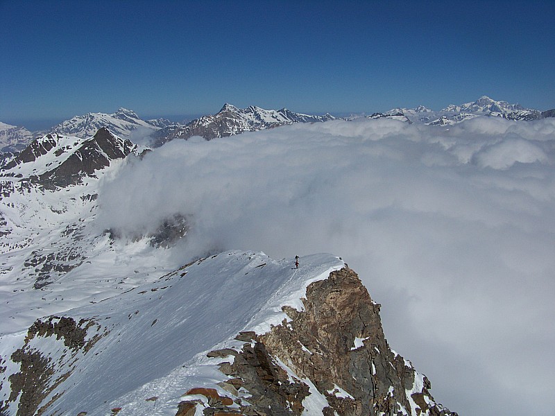 Levanna occidentale : Crête finale, superbe!
Les italiens se débarassent déjà de leurs nuages.