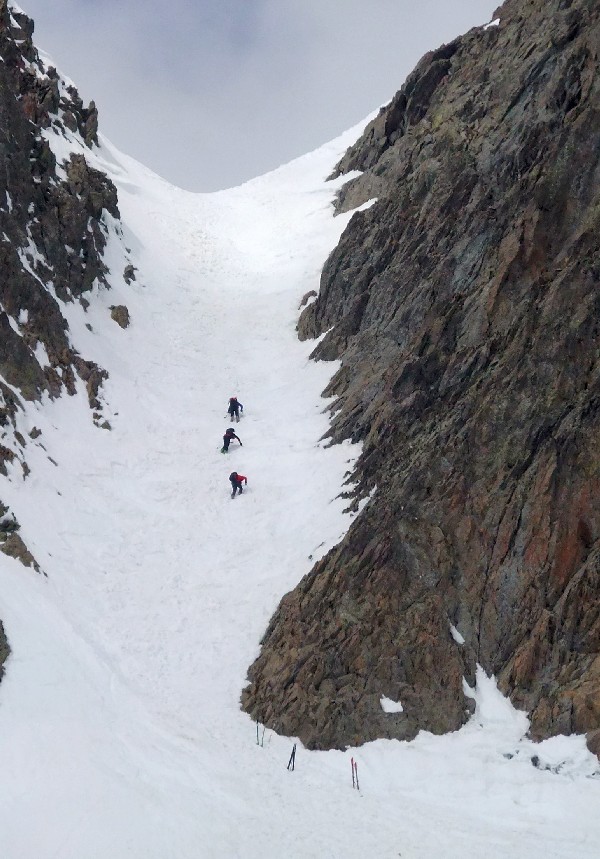 Descente du couloir Est : De retour du sommet, ils vont rejoindre leurs skis.