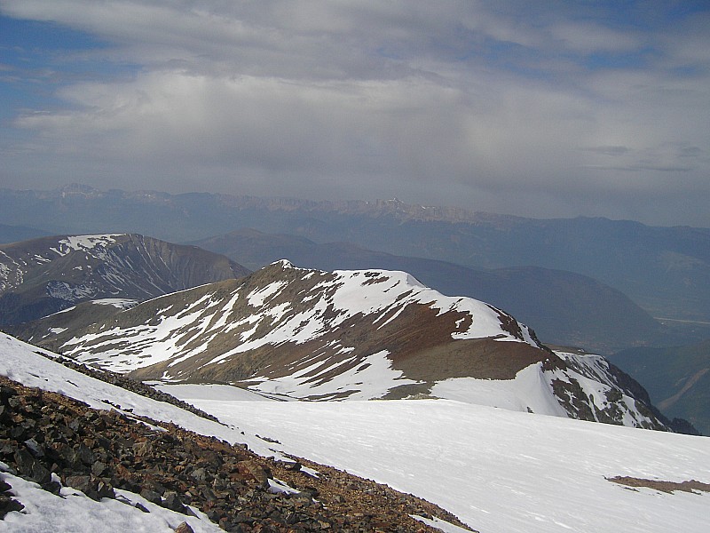 vue du sommet : peu de neige sur l'arête du Petit Taillefer