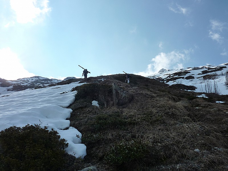 Montée au col des Evettes : Comme en Mai. Quelques rayons de soleil : on espère encore un créneau météo.