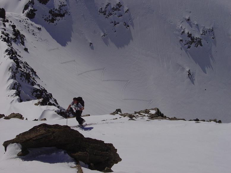 Col de l'amiante : Peu sous le sommet. On voit bien la trace du col de l'Amiante en contre bas