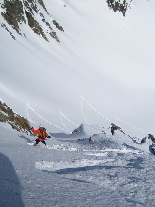 Deuxième couloir sans nom : Voici le couloir que nous avons descendu avec au deuxième plan la trace de montée.
C'est assez raide mais la neige est bonne.