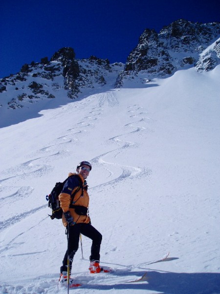 Tchouf est satisfait : 1ère descente extra ; on en redemande et on va se diriger vers la brèche pour un autre couloir...