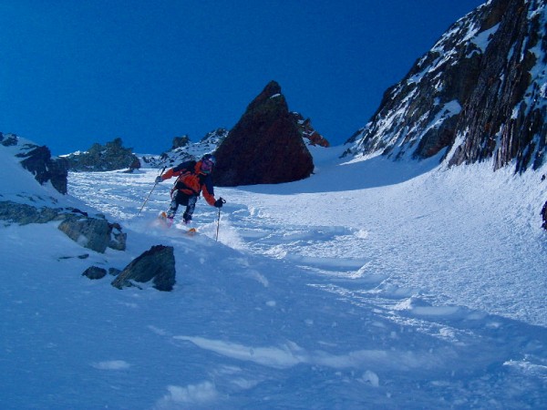 Virage serré : Nous sommes dans le couloir de droite de la face nord du Villonnet; tchouf vire dans une pente qui frôle les 50°
