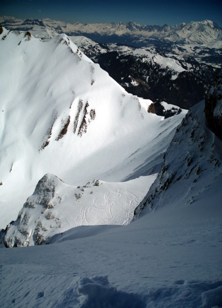Vue sur le couloir Combaz. : Le Combaz a été très tracé. Photo prise juste avant la traversée à droite pour rejoindre la corniche.