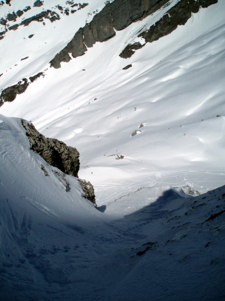 Le premier couloir vu du haut : A gauche la barre, à droite sur l'épaule le départ de la vire.