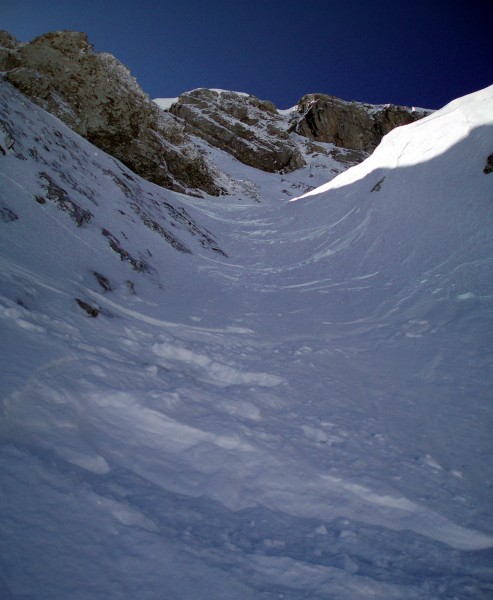 Le premier couloir vu du bas : Etroit à cause des cailloux, et juste au dessus de la barre.