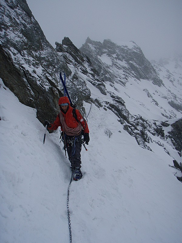 #6 Traversée au col de la Gouille : Finalement on redescend. En versant est, c Traversée au col de la Gouille : Finalement on redescend. En versant est, c'est pire : pas de visibilité et vent très fort.